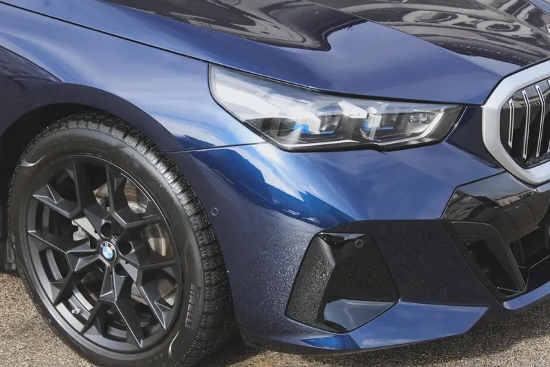 Auto podczas aplikacji folii ochronnej PPF w studiu detailingu