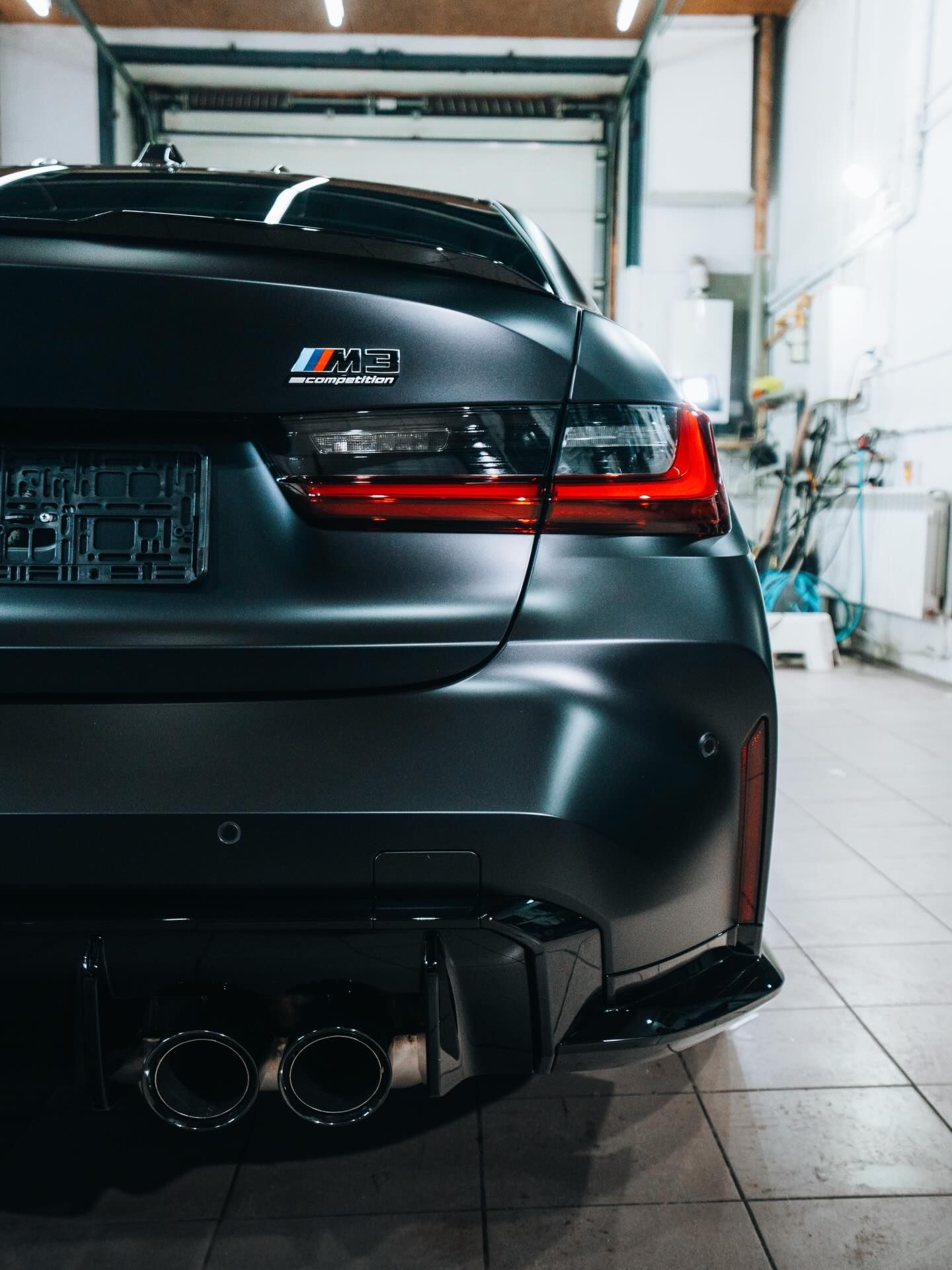 Detal błotnika BMW M3 po aplikacji folii satynowej
