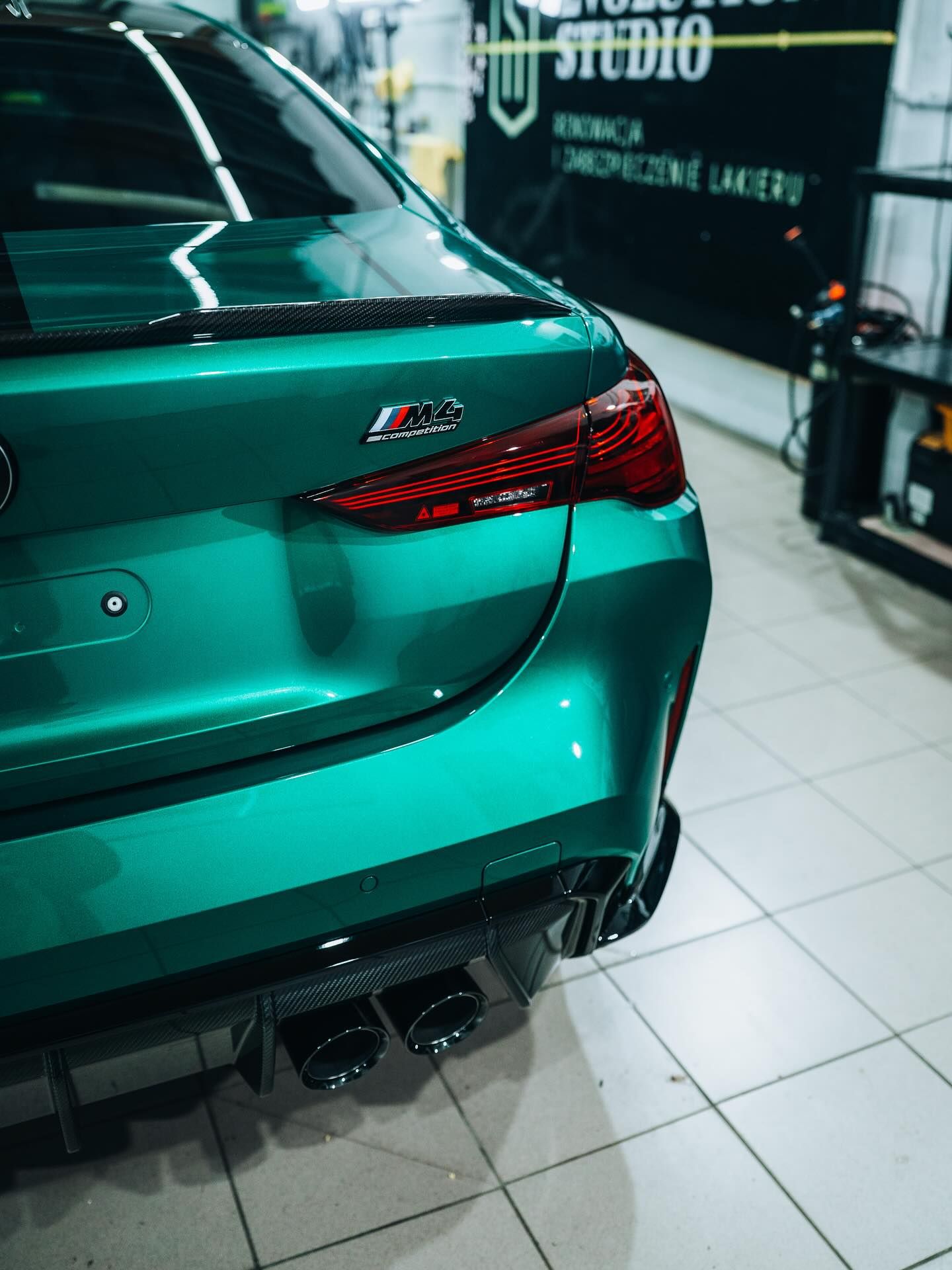 Przód BMW M4 Competition z folią PPF na zderzaku i lampach