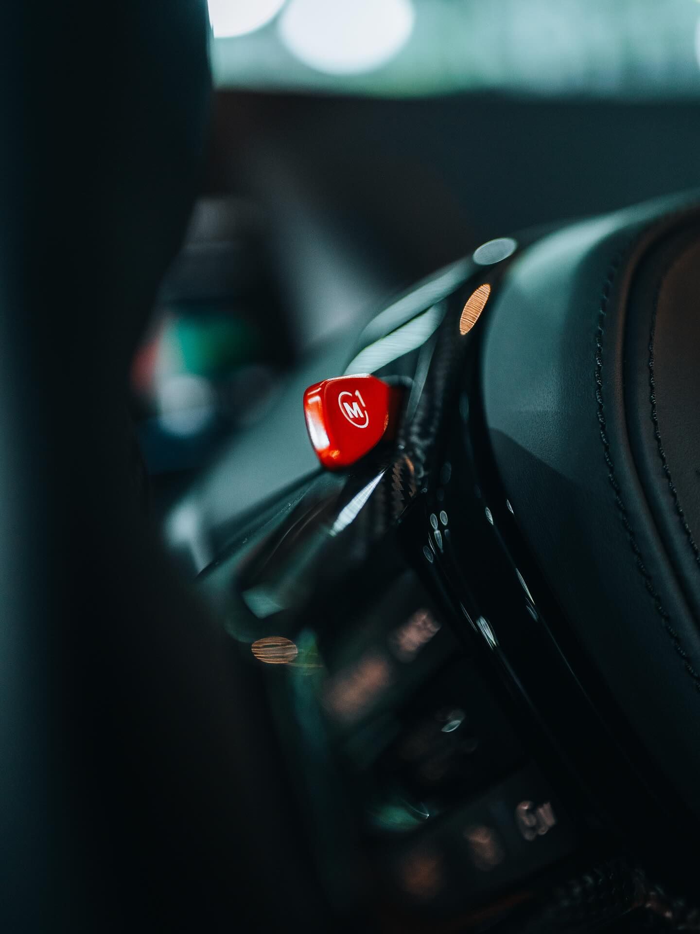 Wnętrze BMW M4 Competition z folią ochronną na elementach lakierowanych
