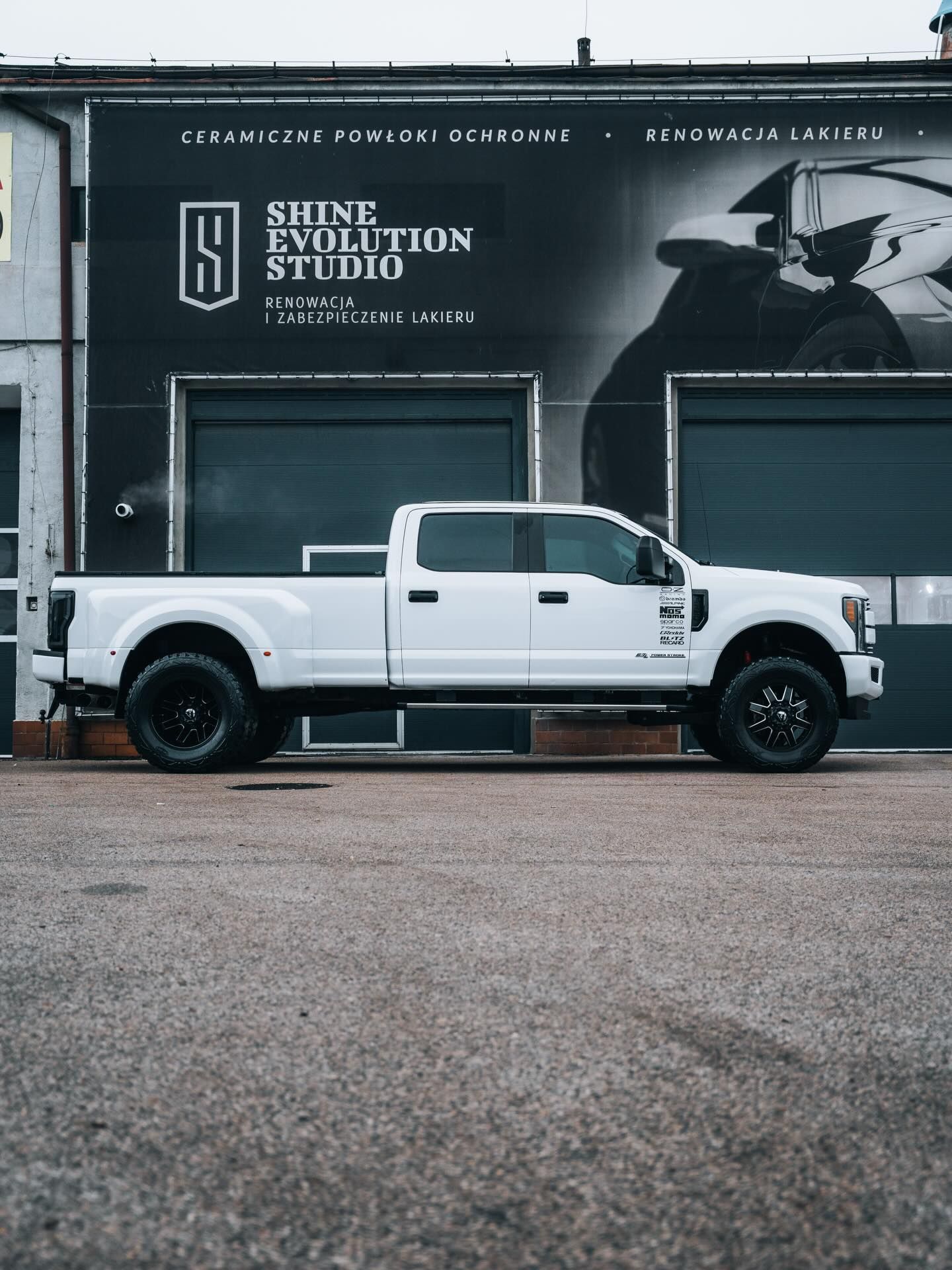 Maska Forda F-350 po korekcie lakieru