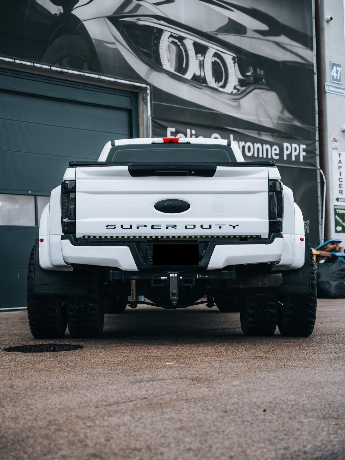 Bok Forda F-350 Super Duty po polerowaniu