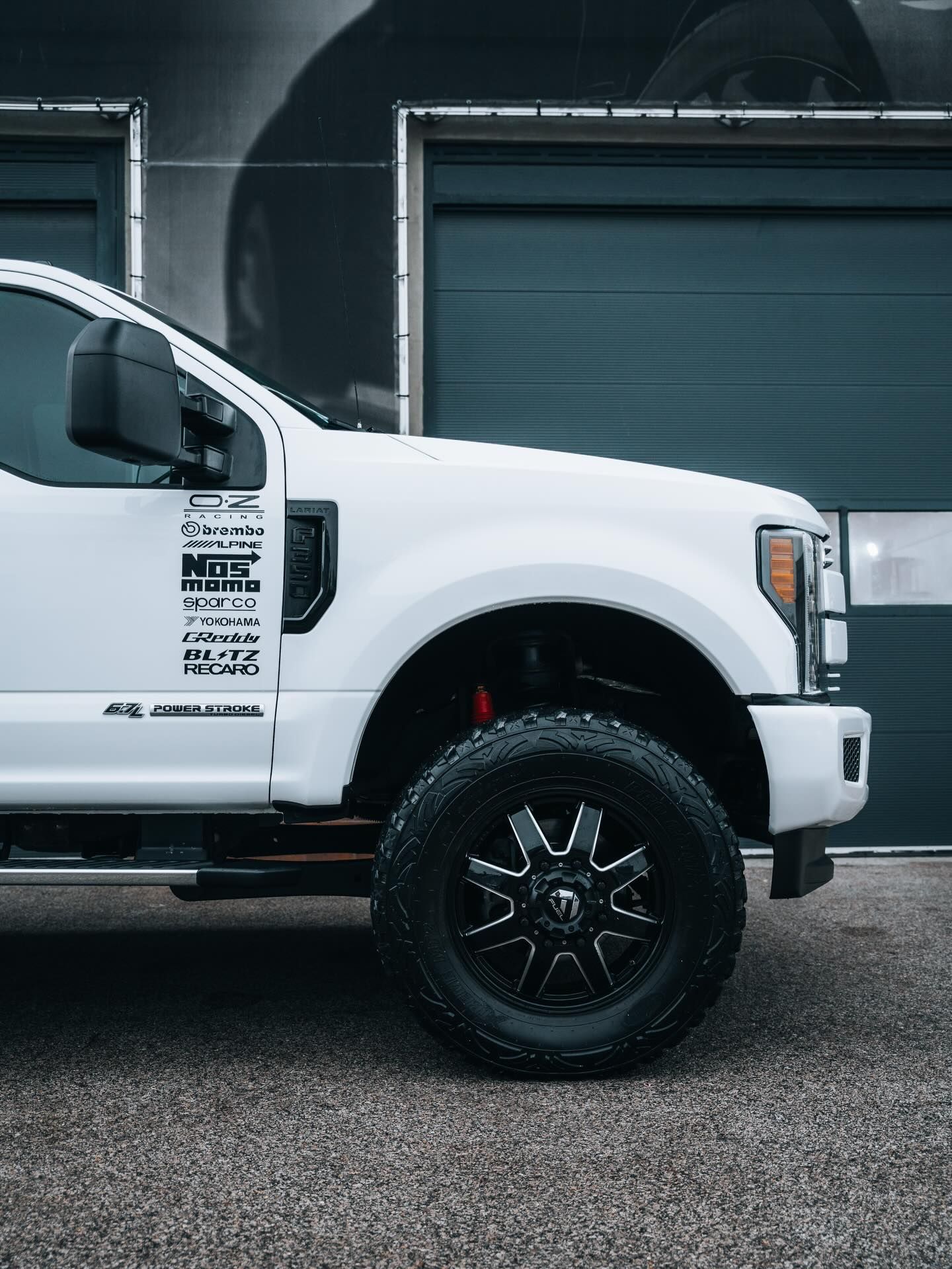 Wnętrze Forda F-350 po detailingu tapicerki