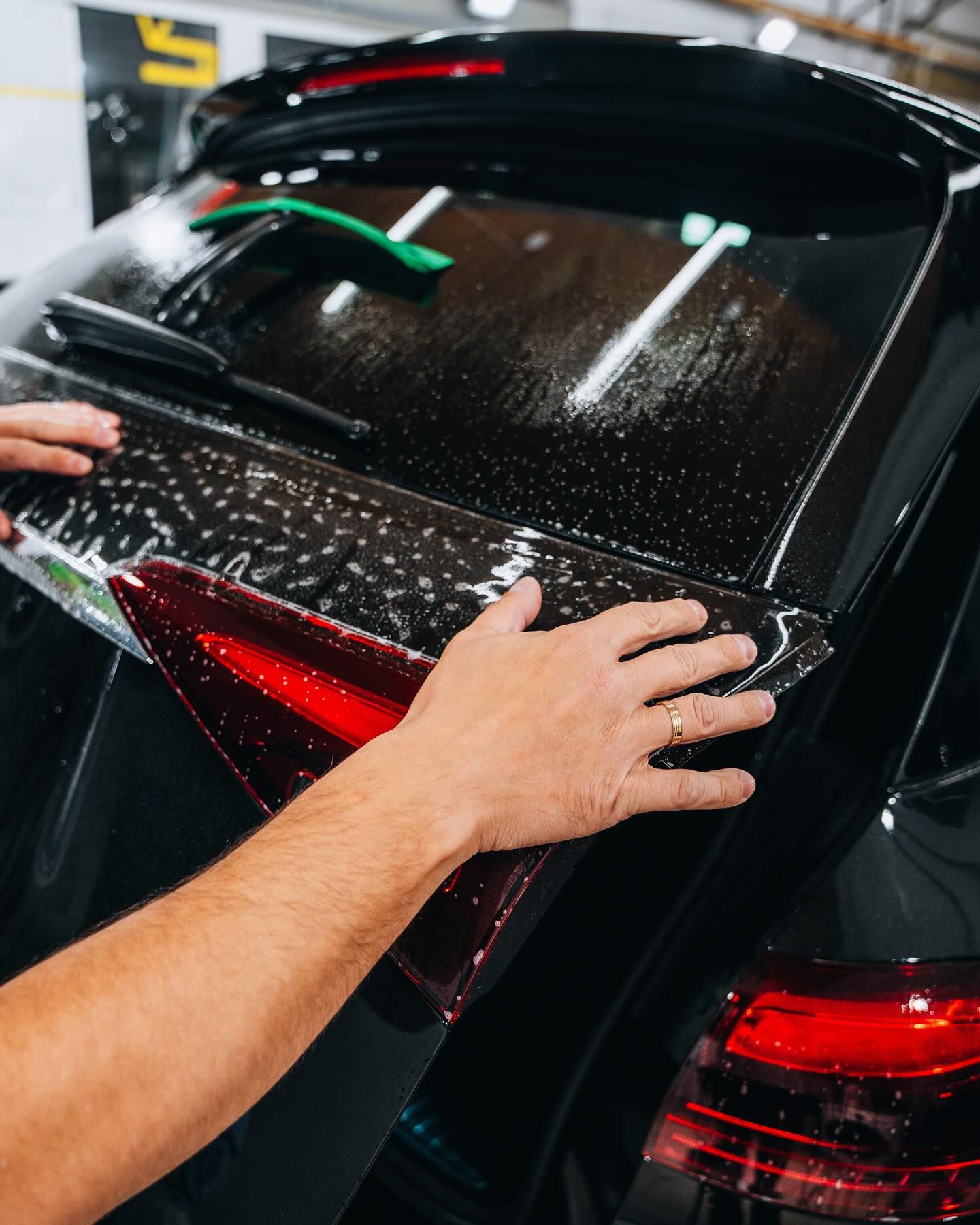 Bok Mercedesa GLE 53 AMG zabezpieczony folią ochronną