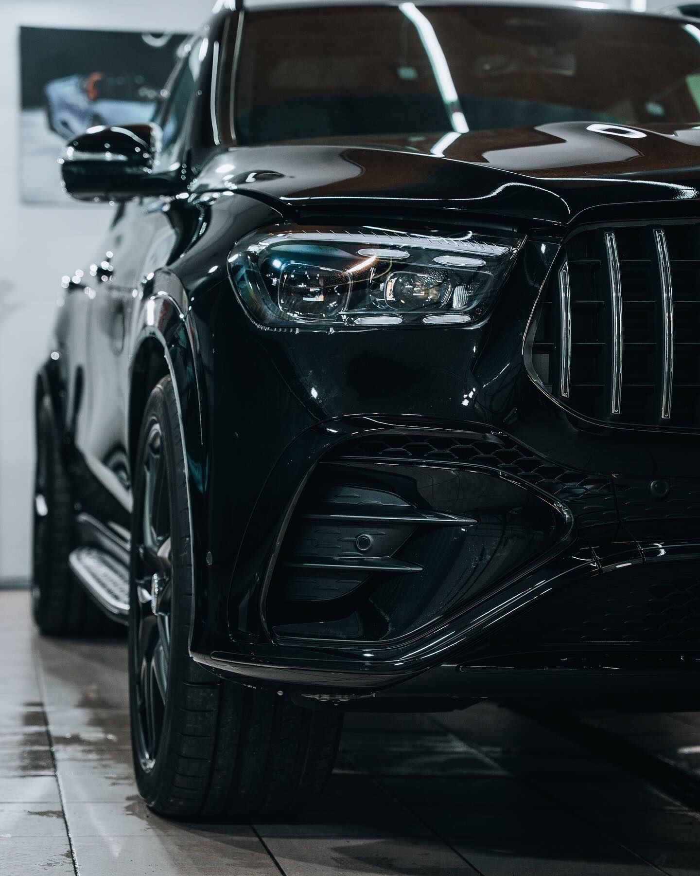 Detal krawędzi drzwi Mercedesa GLE po oklejeniu PPF