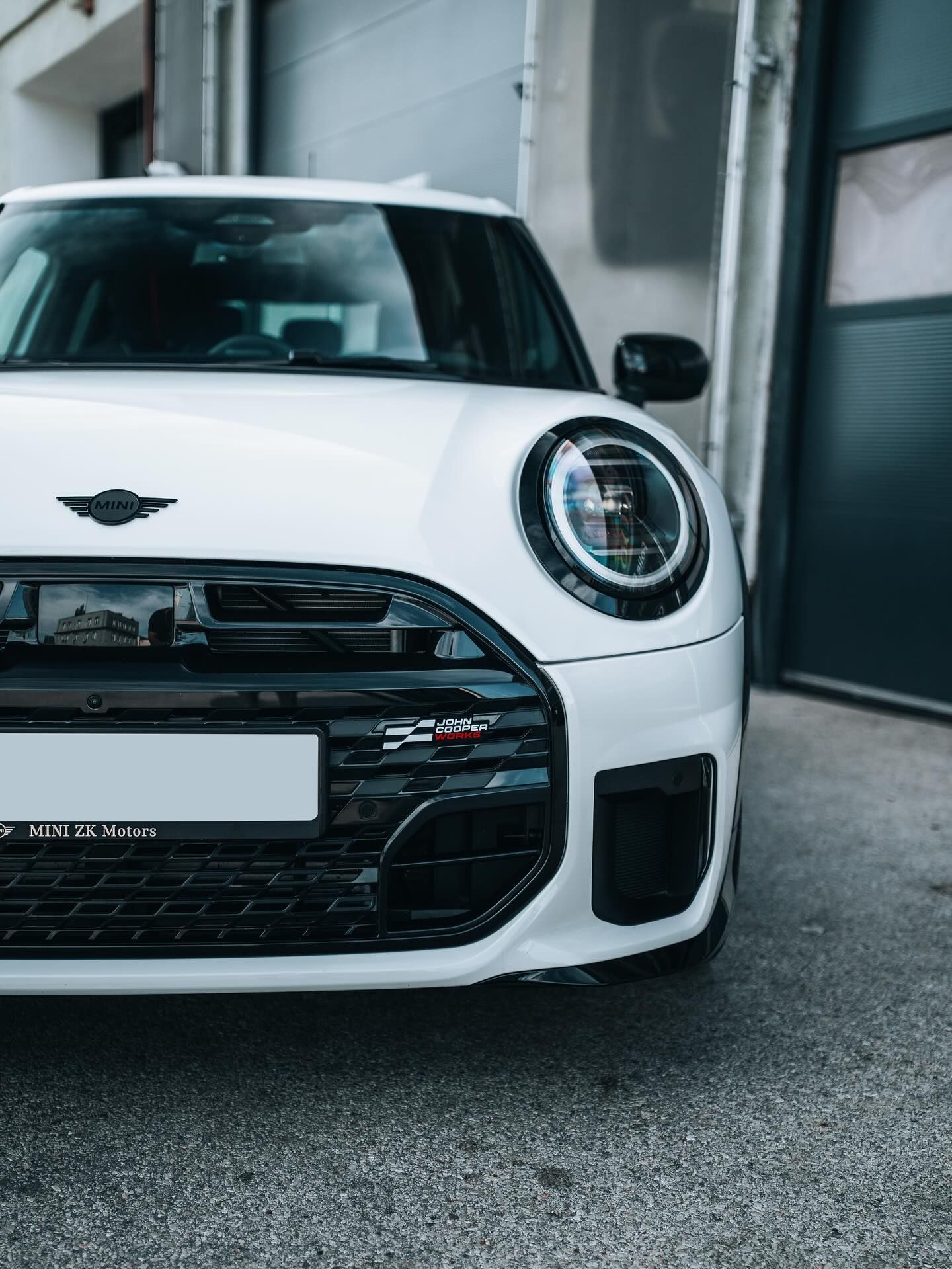 Przedni zderzak Mini Cooper JCW z folią ochronną