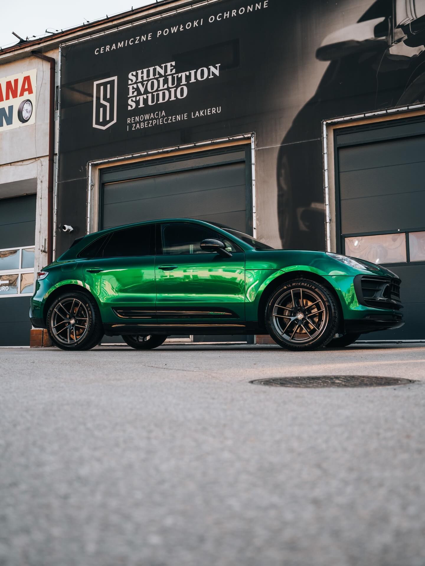 Bok Porsche Macan T w intensywnej zieleni