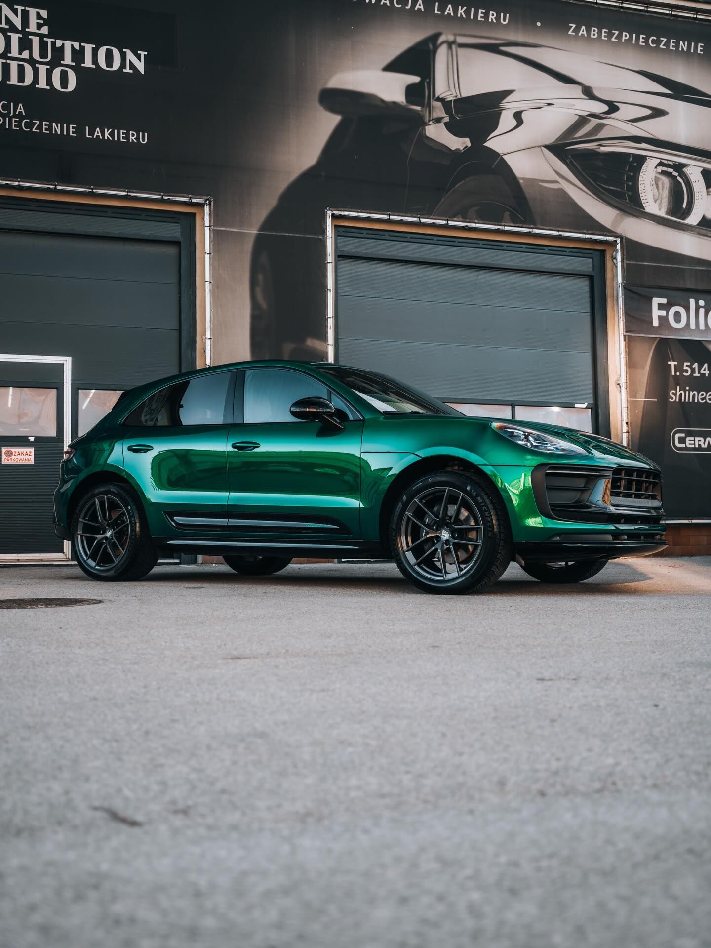 Przód Porsche Macan T po aplikacji kolorowej folii PPF