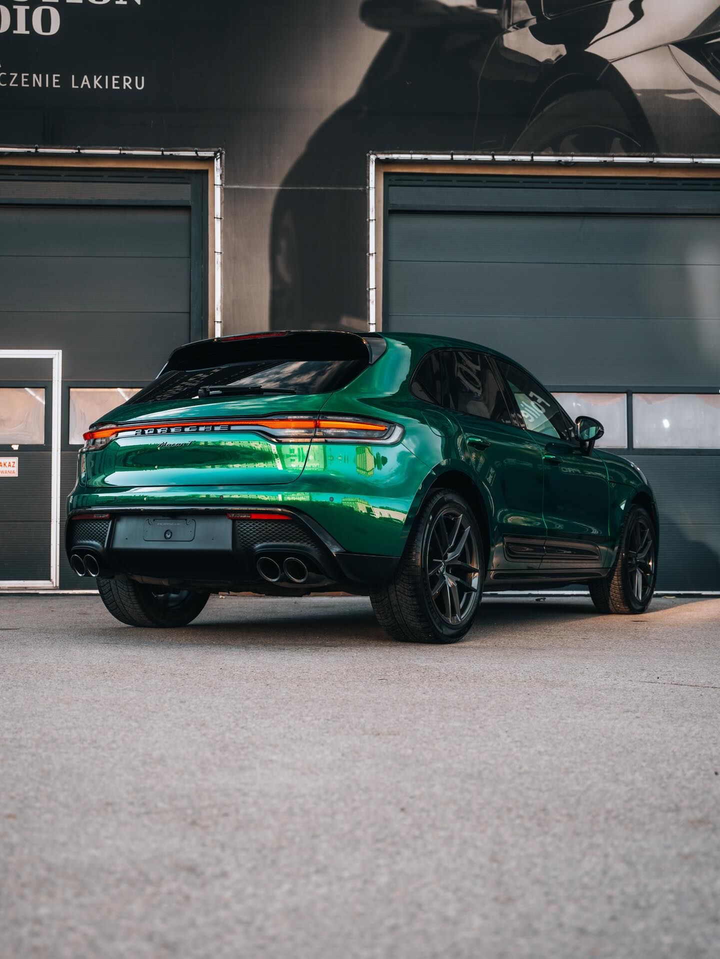 Detal błotnika Porsche Macan T po zmianie koloru