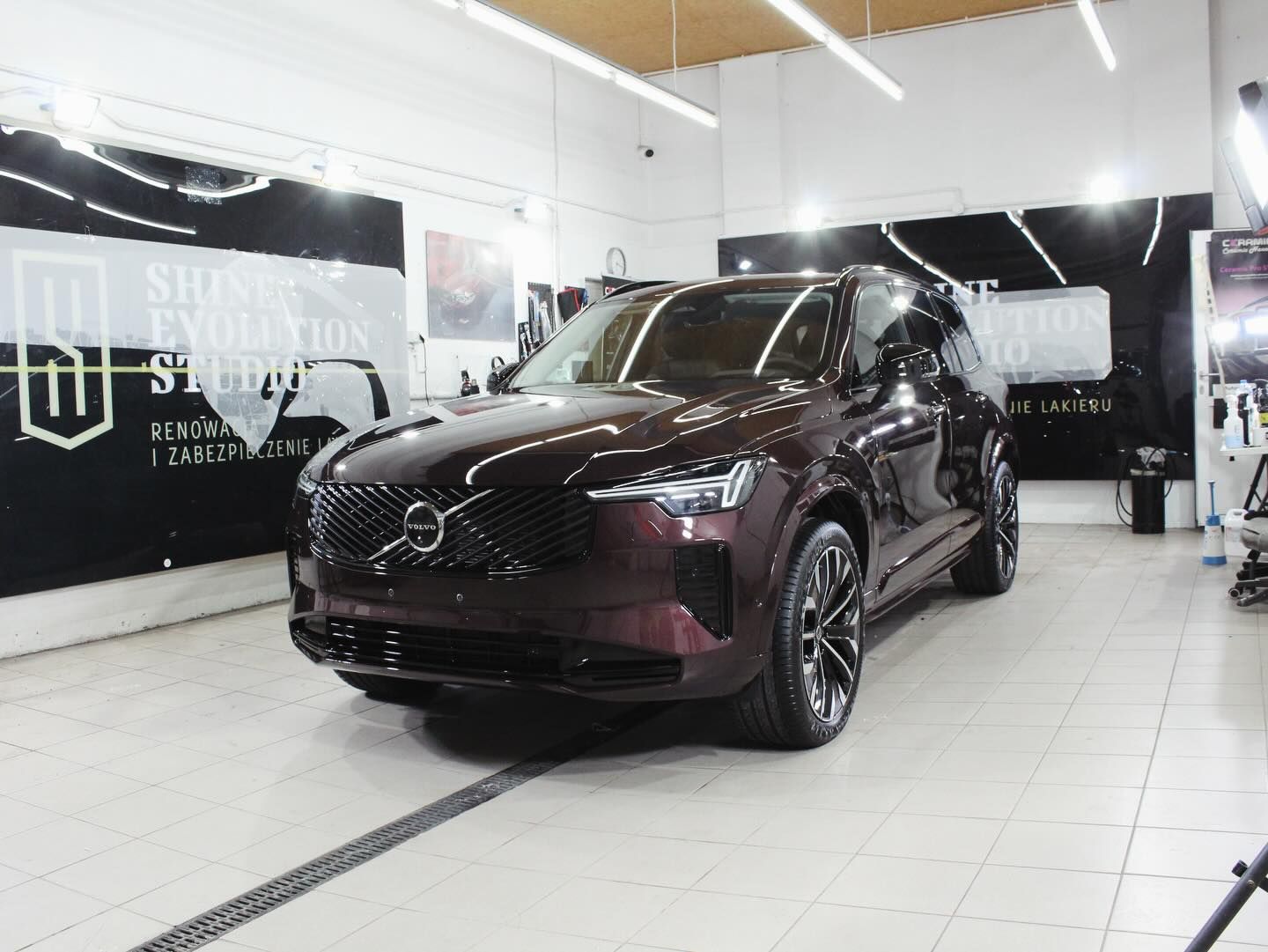 Volvo XC90 w brązowym lakierze po oklejeniu folią PPF