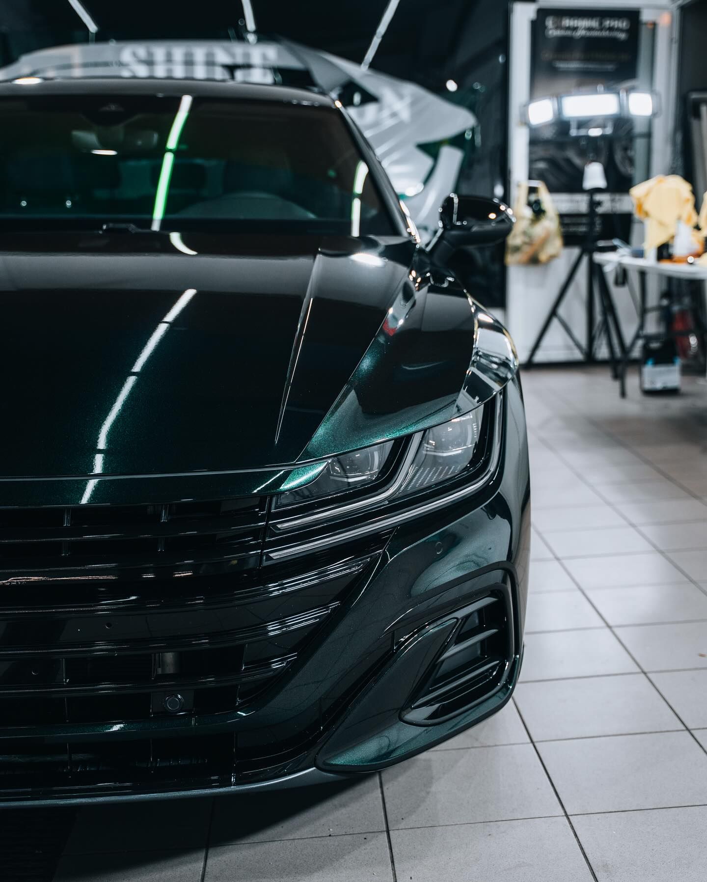 Bok VW Arteon w kolorze Goodwood Green Pearl